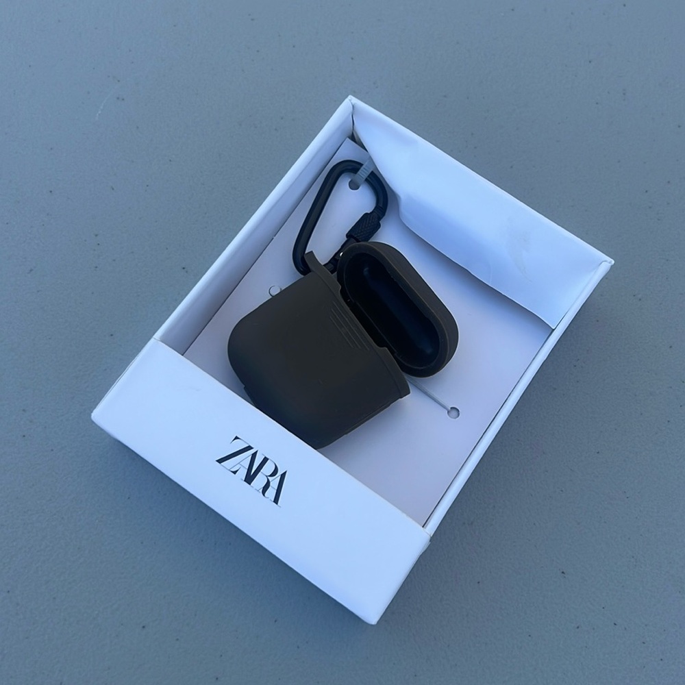Zara - RUBBERIZED HEADPHONE CASE